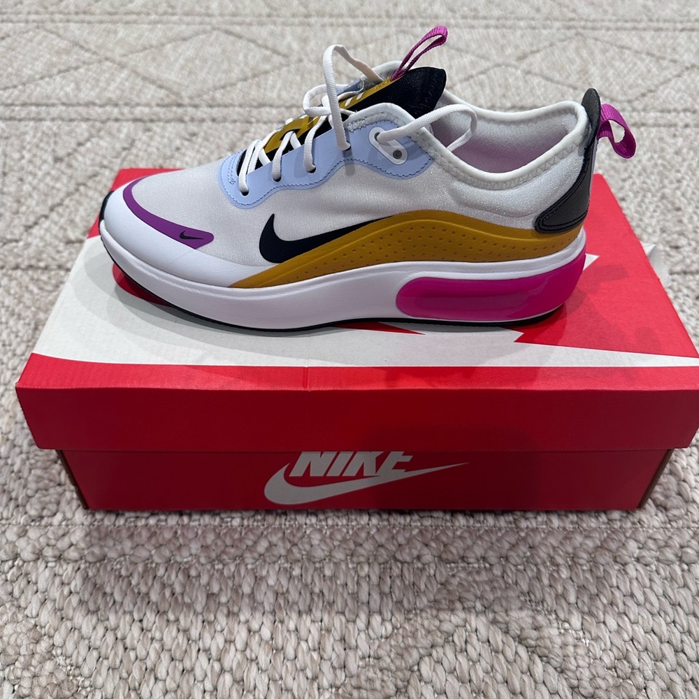 Brand New Nike Día